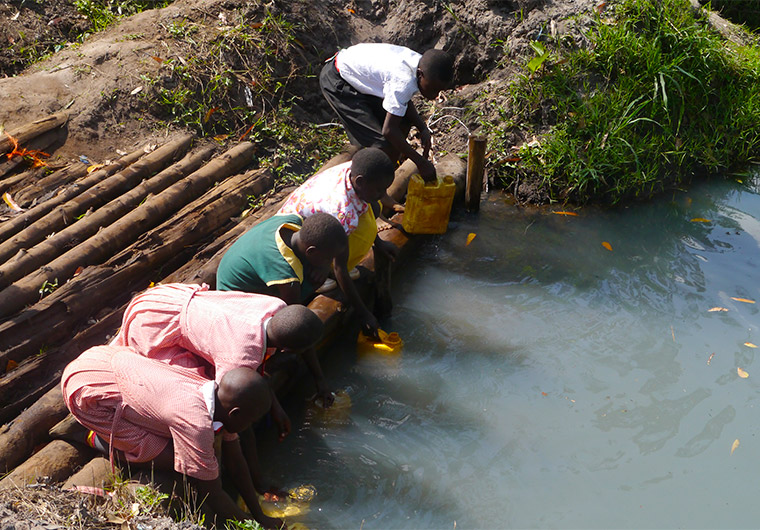 Water project: Children collecting water