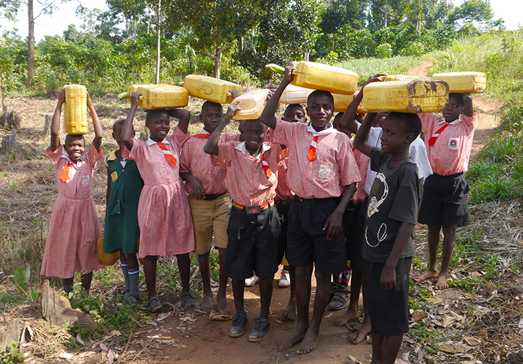 Water project: Children collecting water